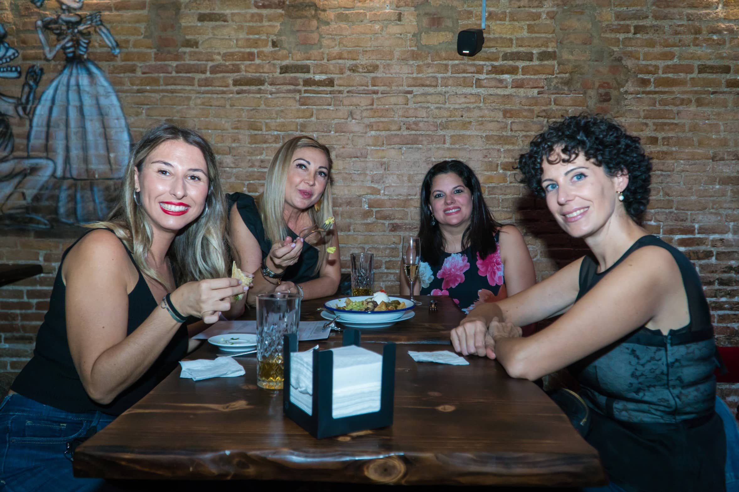 Gente disfrutando de la comida de La Condesa Barcelona