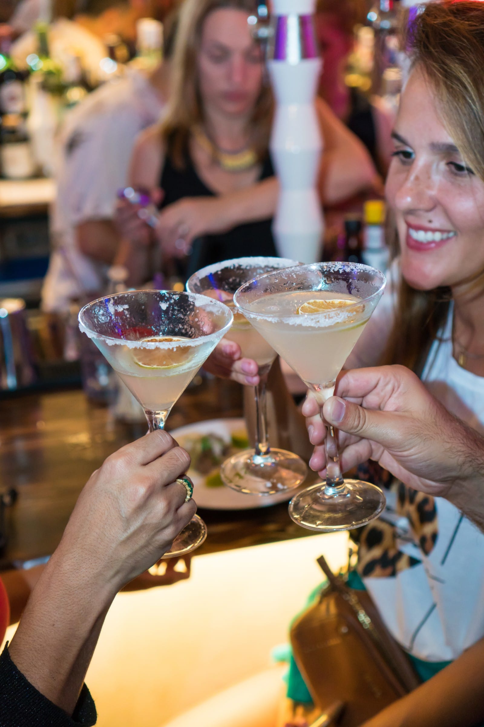Gente disfrutando de nuestros cocteles en La Condesa
