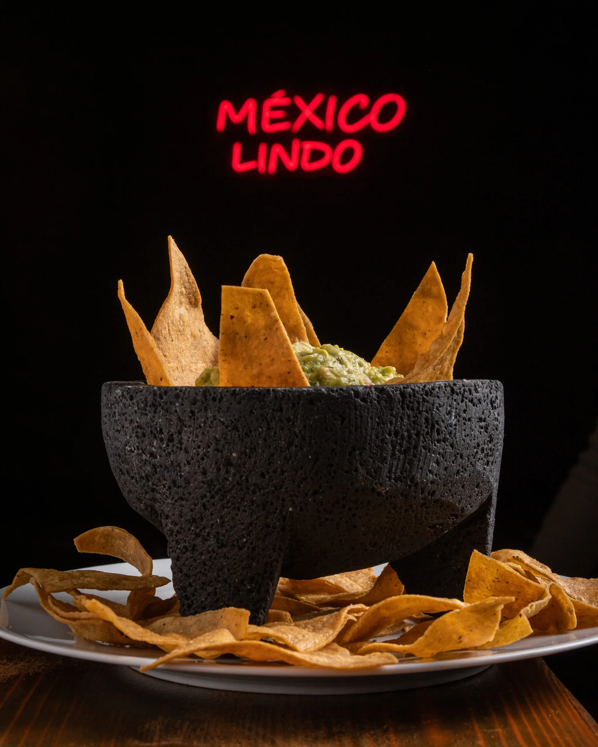 Nachos con guacamole y pico de gallo - La Condesa Restaurante Mexicano