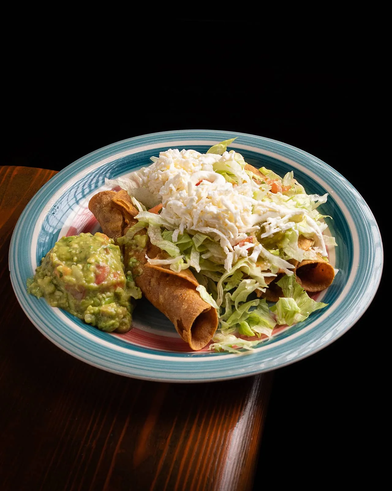 Flautas de Pollo con guacamole y queso - La Condesa