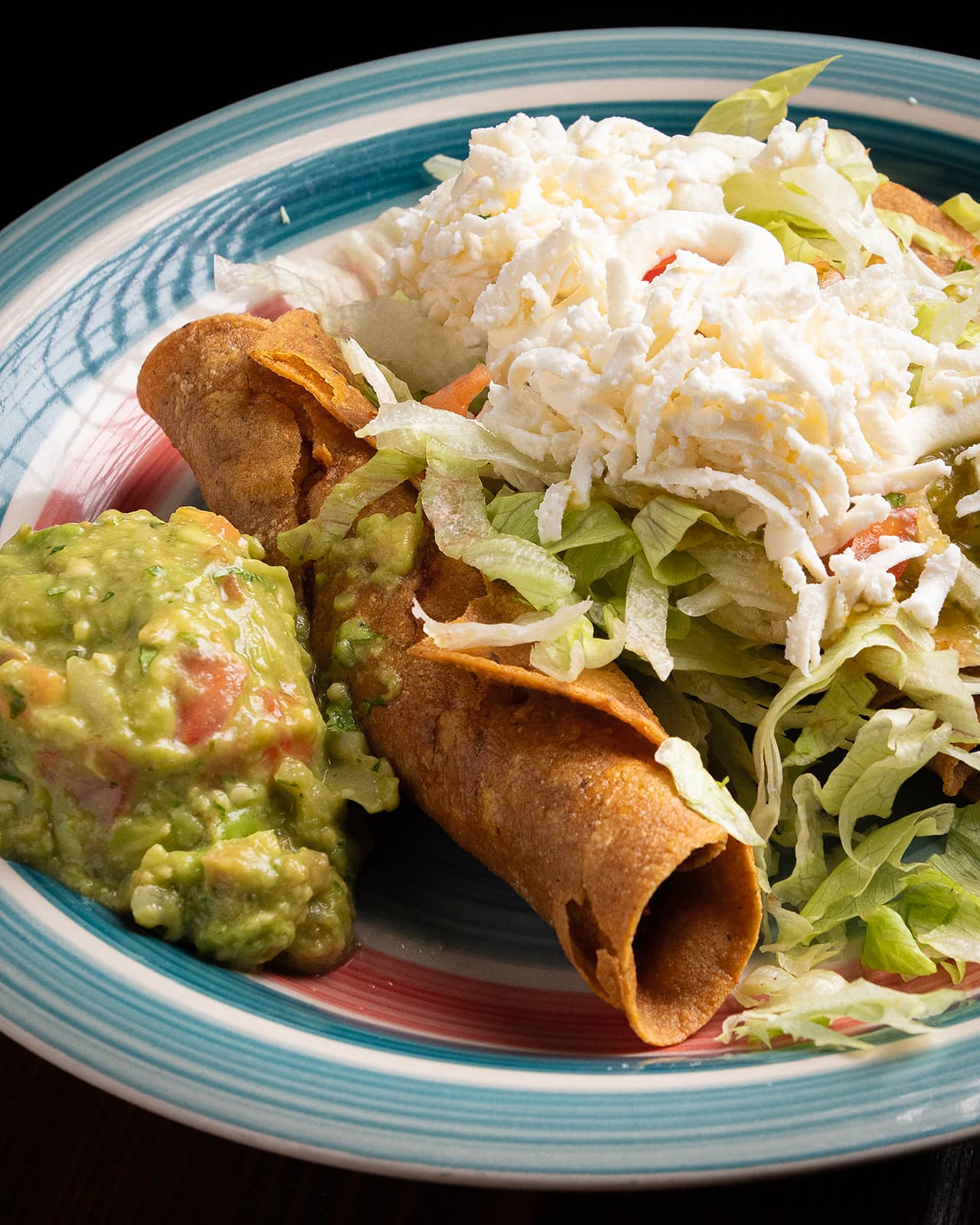 Ración de Flautas de pollo con guacamole y queso rallado - La Condesa Barcelona
