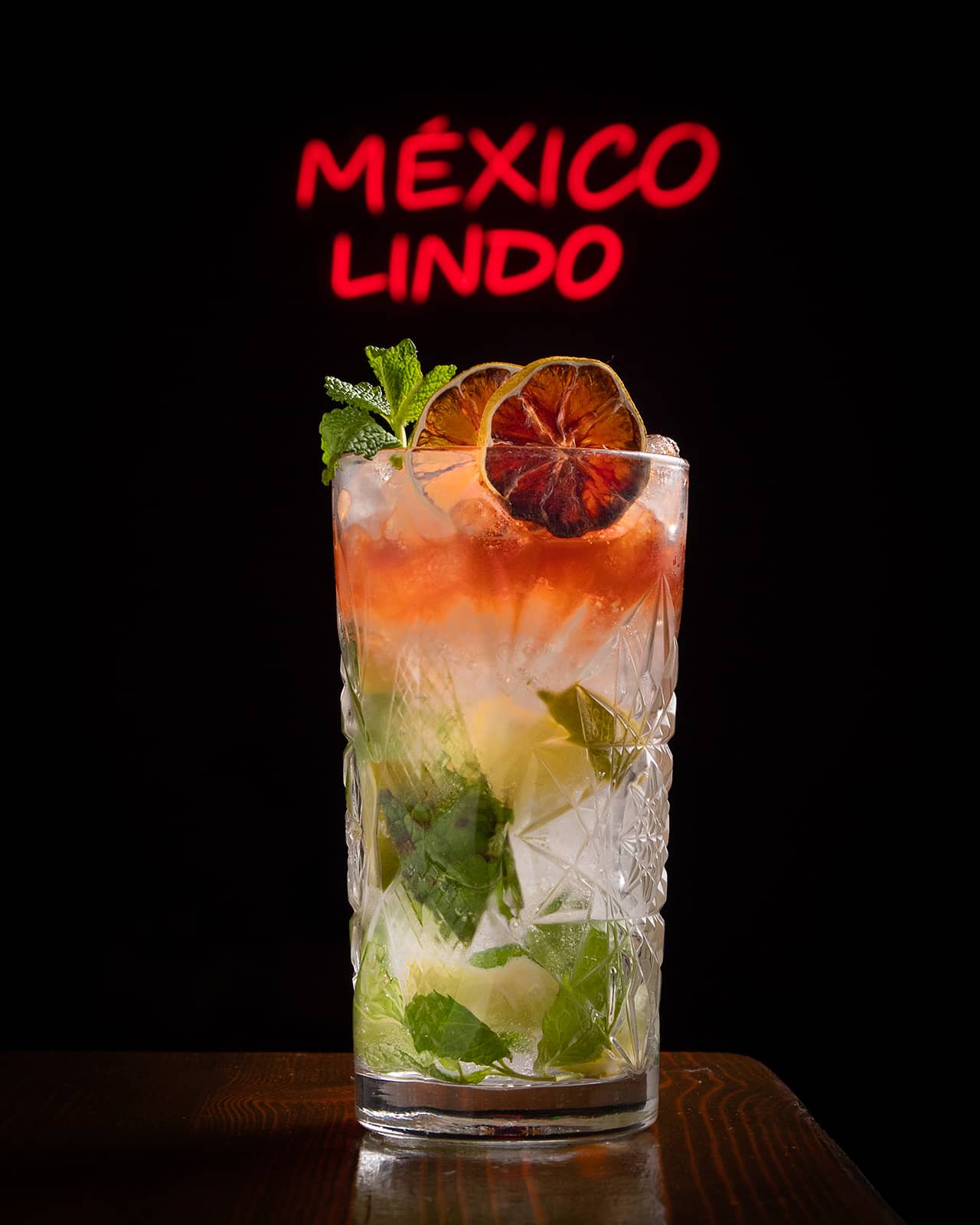 Coctail Mojito con escrita neon Mexico Lindo