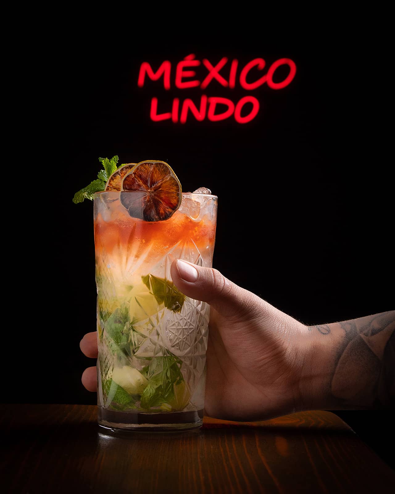 Aguantando el coctail Mojito con escrita neon Mexico Lindo