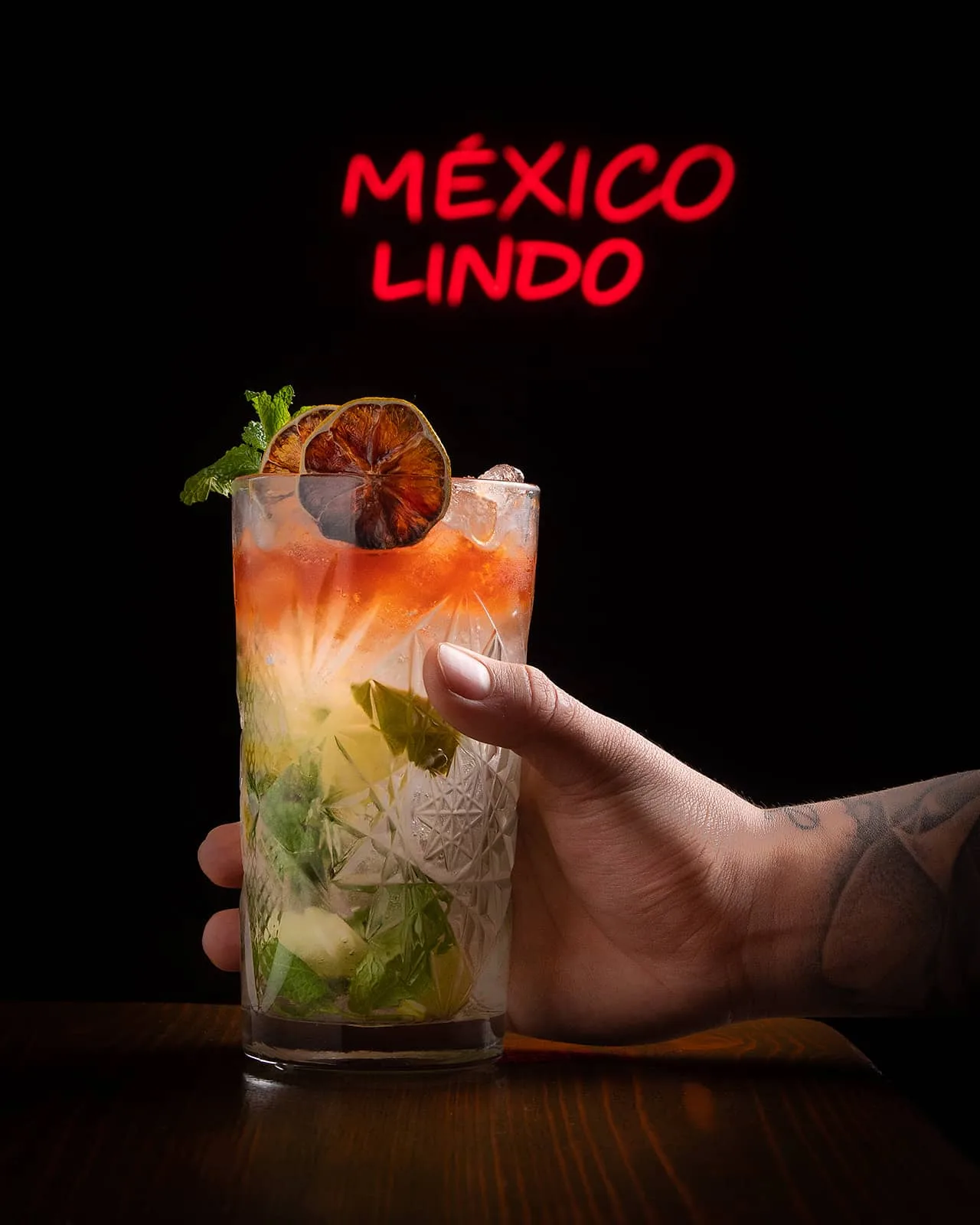 Aguantando el coctail Mojito con escrita neon Mexico Lindo
