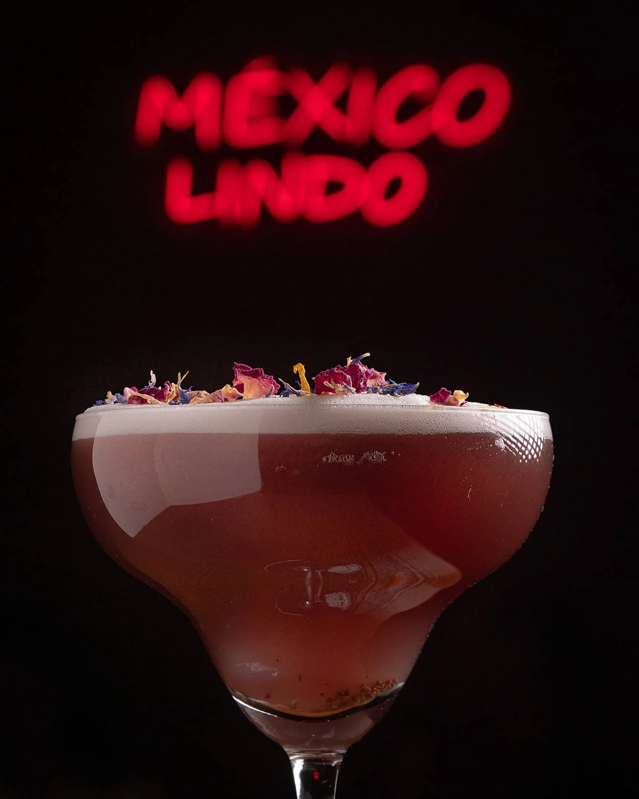 Coctail Cielo Rojo con escrita neon Mexico Lindo