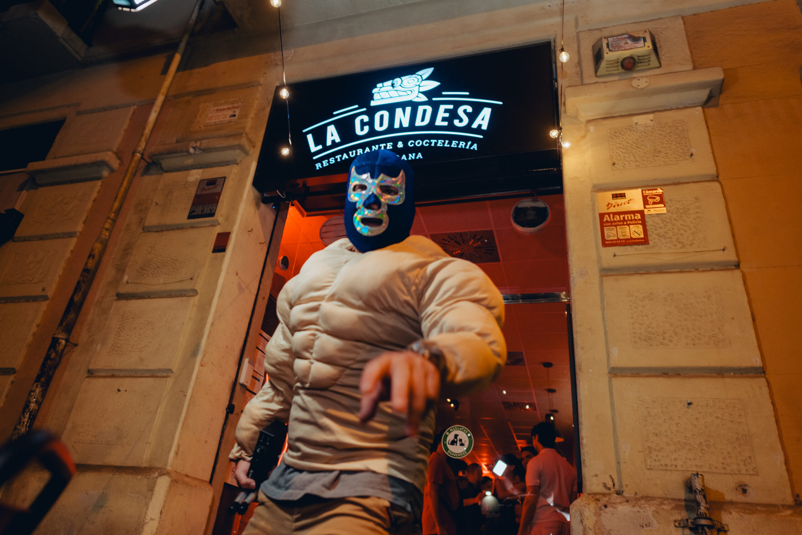 Coctelería mexicana y ambiente de noche en La Condesa, Barcelona