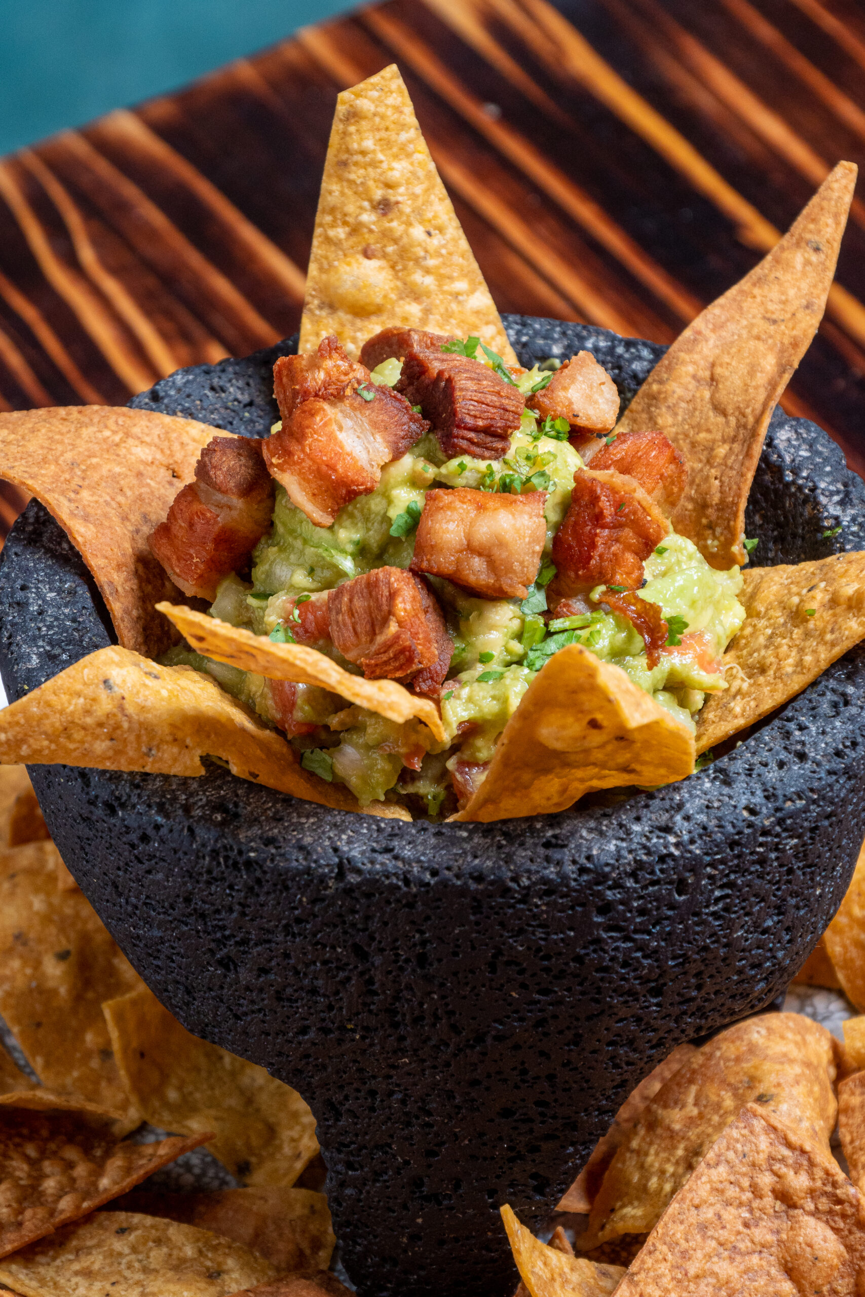 Guacamole con torreznos de La Condesa